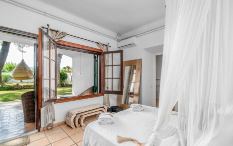 Habitación planta baja (casa principal) con salida a jardines